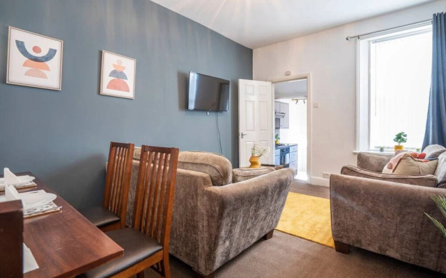 Spacious 3 Bed Flat-free Parking