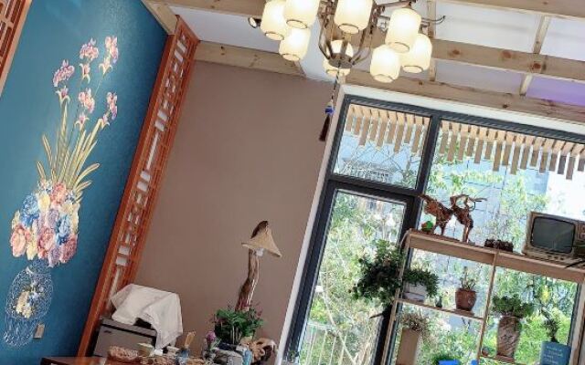 Fuxian Lake Meets Homestay