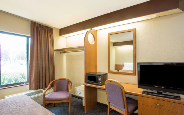 Travelodge by Wyndham Fort Myers Airport