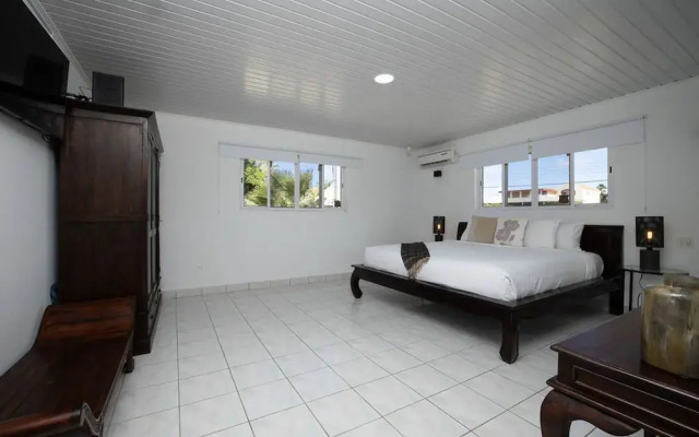 Newly Renovated 4BR 4BA Private Pool Eagle Beach