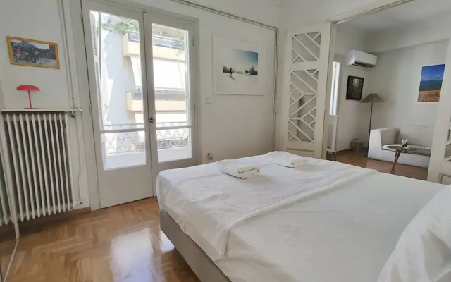 Stylish 1BR Apt With Retro Kitchen View Balcony