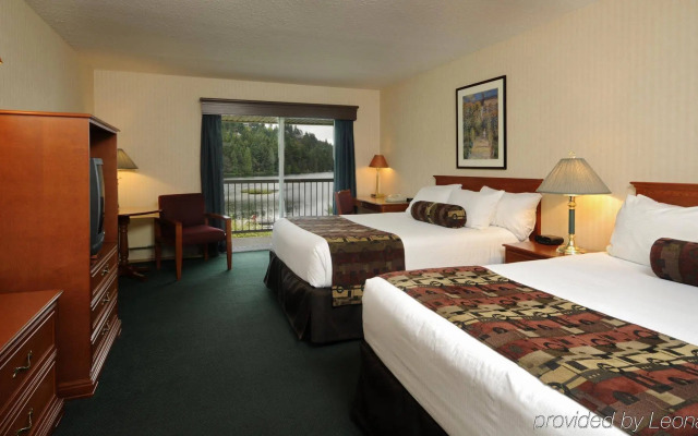 Inn On Long Lake