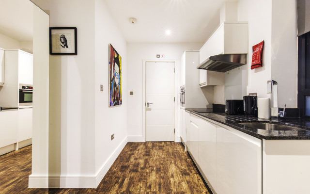 Fast WiFi | 8' tube | £8 parking