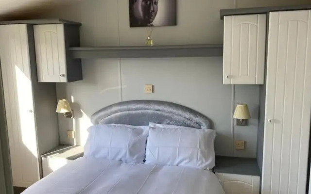 Immaculate 2-bed Static Caravan Near the Lake