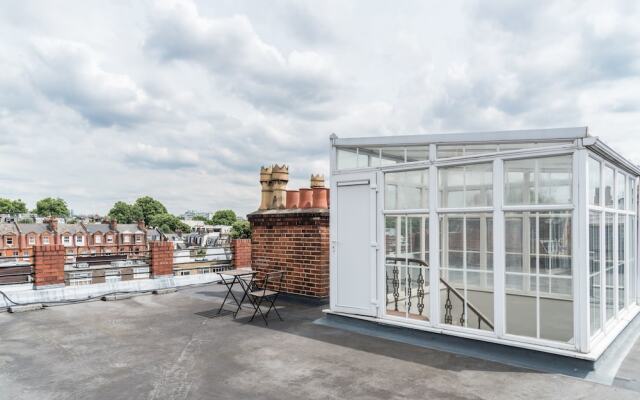 Spacious Chelsea Family Home near The Thames