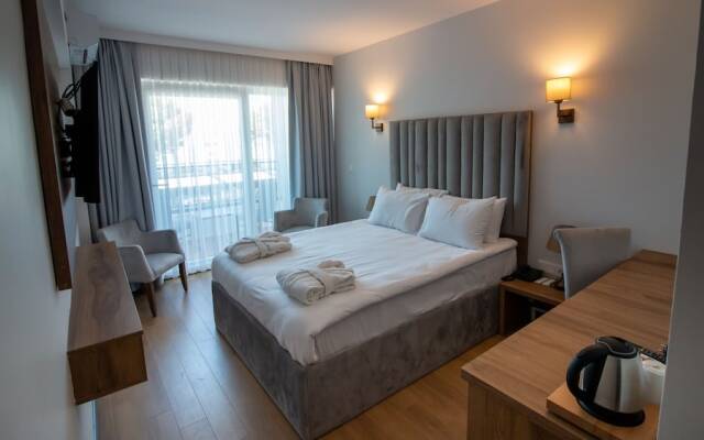 Lake Li̇fe Hotel