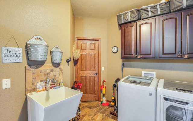 Spearfish Retreat w/ Fireplace + Mountain Views!