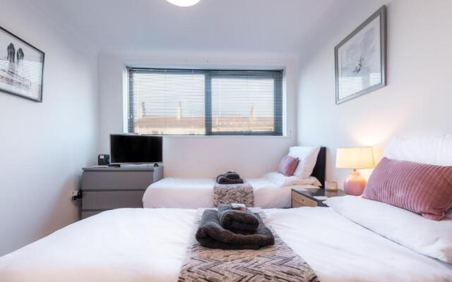 BEST PRICE!! - Contractor Heaven! 4 Singles beds or 2 King Size, Southsea Apartment- FREE PARKING, SMART TVS