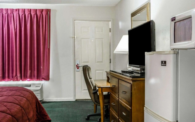 Econo Lodge Inn & Suites Enterprise