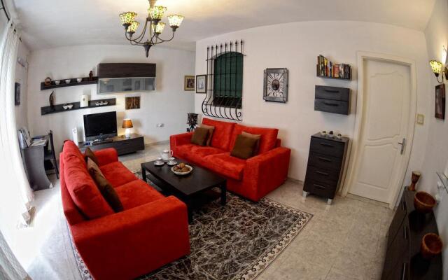 Village Corner 3 bedroom apartment with garage