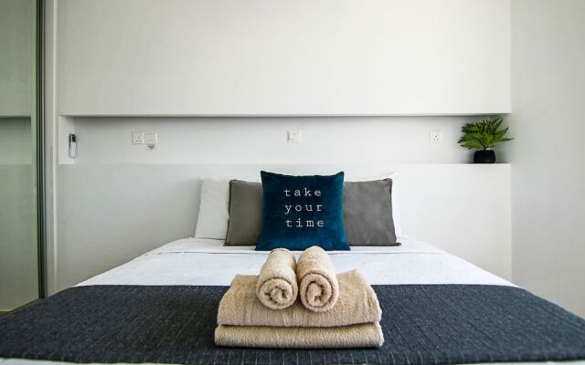 Phaedrus Living: Seaside Luxury Flat Lighthouse 65