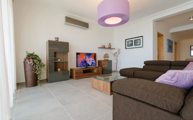 Seafront Luxury Apartment, Pool and Great Location