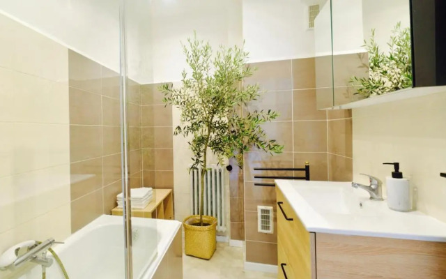Elegant & Luminous 2-BR - Antibes City Center