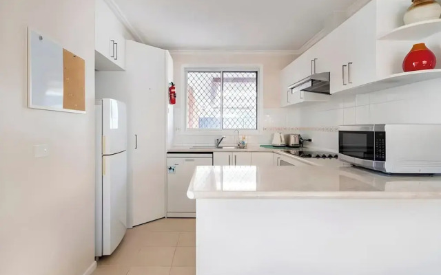 Cheerful 3 bedroom house with free parking