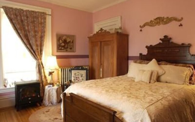 Moondance Inn Bed & Breakfast