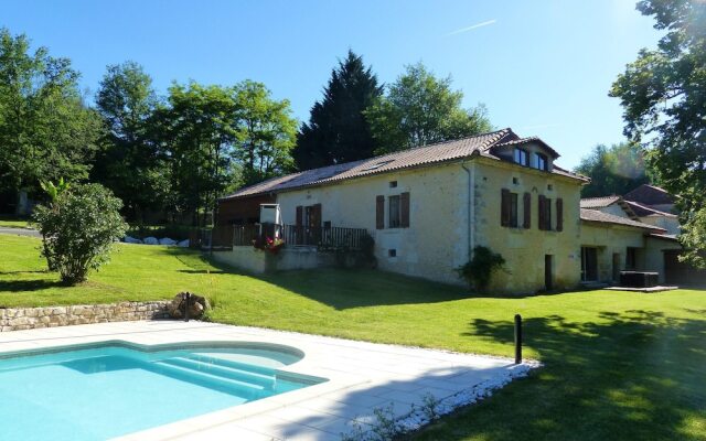 House With 3 Bedrooms in Saint-germain-du-salembre, With Pool Access,