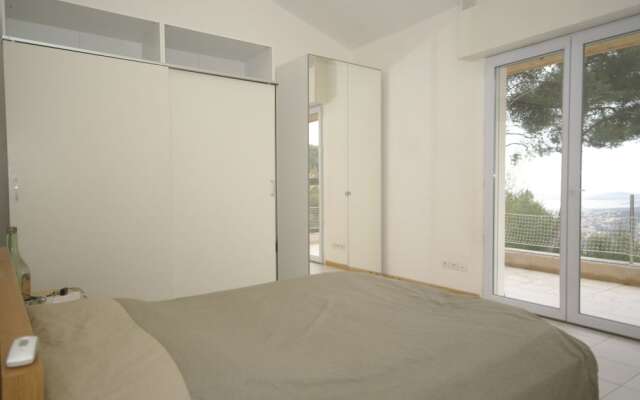 Spacious Villa in Toulon with Private Pool