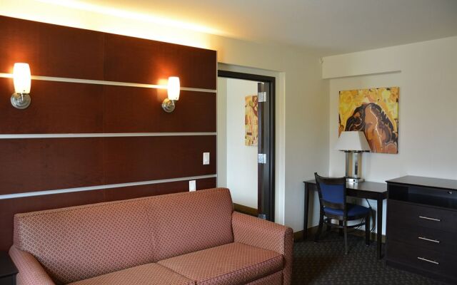 Days Inn & Suites Milwaukee