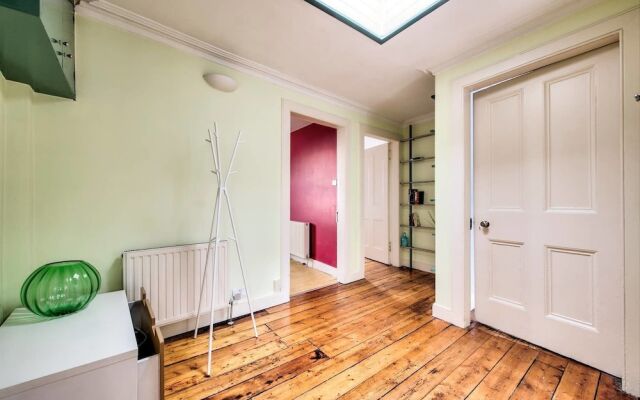 Top Floor 3BR Apt Near Edinburgh Castle