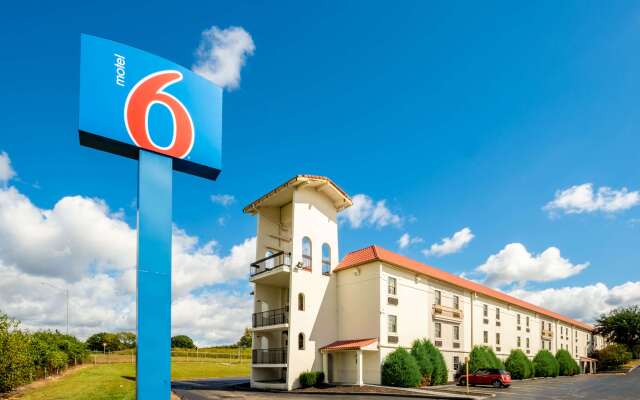 Motel 6 Hazelwood, MO