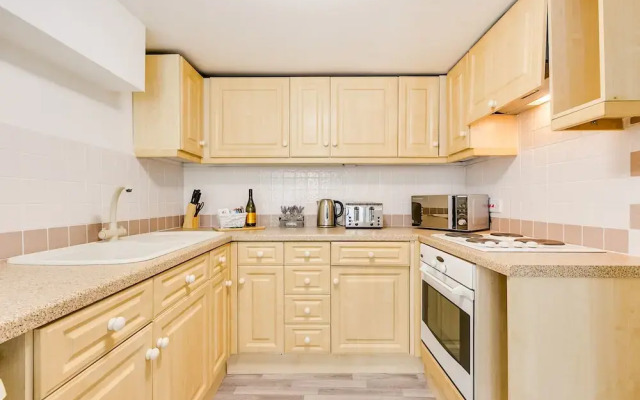 Super Central Cambridge Park View Apartment #18