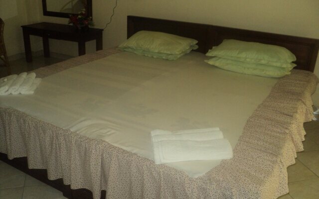 Rundeepa Hotel