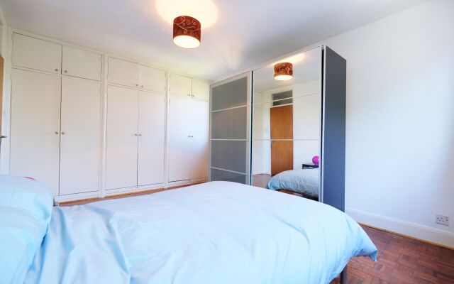 Bright and Spacious 2 Bed Apartment - Sleeps 4