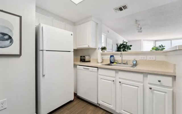 2BR Luxury City Suite With Gym & Pool