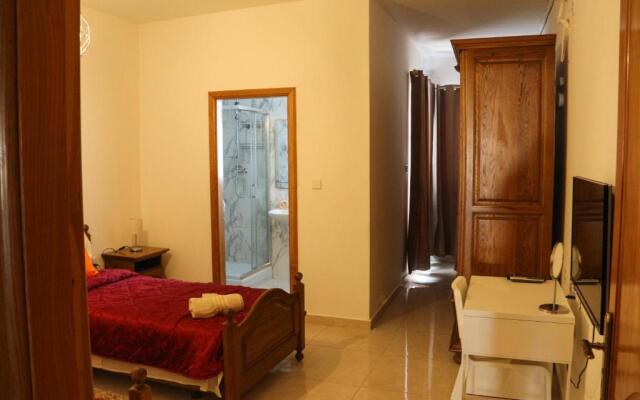 XL Central Home - Sleeps 10 people