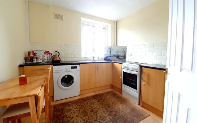 Bright Airy Home With Free Parking