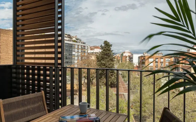Sant Pau Balcony Trendy 2BR Near Avinguda Gaudí