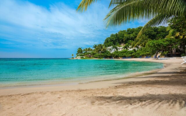 Staffed Round Hill Membership Van/driver 5 Bedroom Villa
