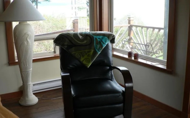 The Getaway Waterfront Cottage