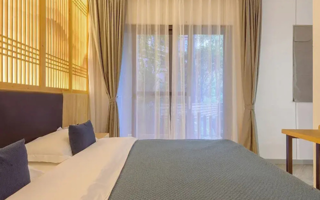 Room-heinemann Hotel Courtyard or Terrac