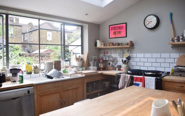 Spacious Home Located in Ladbroke Grove