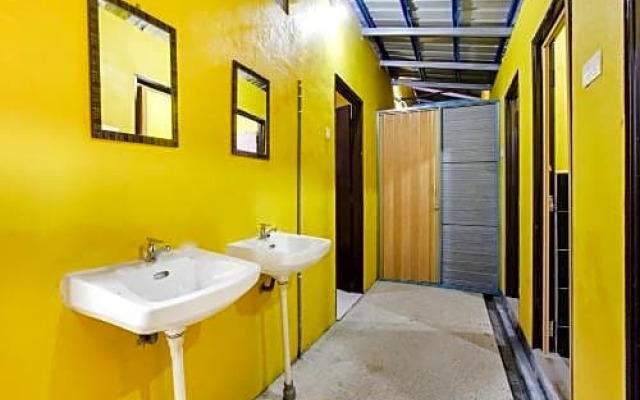 SPOT ON 89623 Nawawi's Backpackers