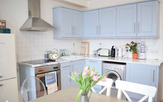 Bright 1 Bedroom Apartment in Wimbledon Park