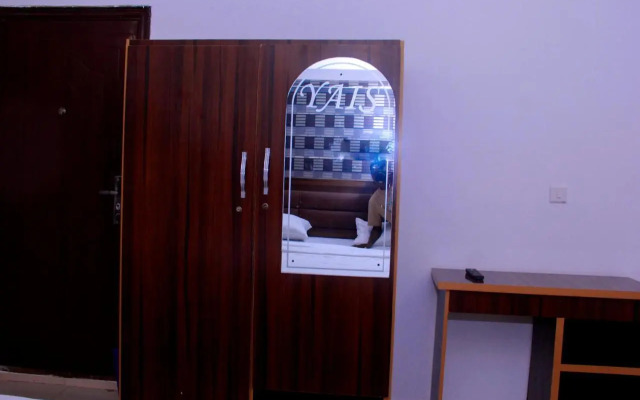 Yais Hotel and Suites