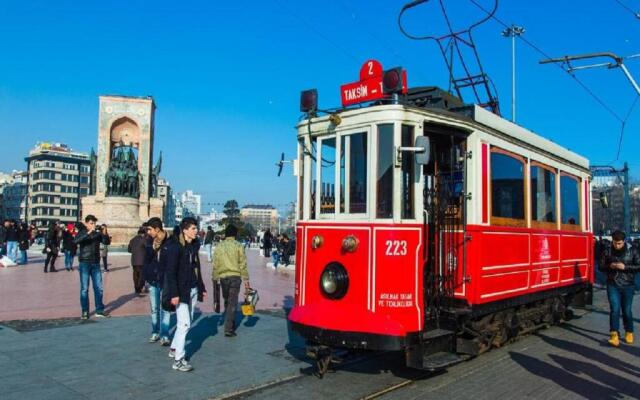 Taksi̇m Li̇fe House