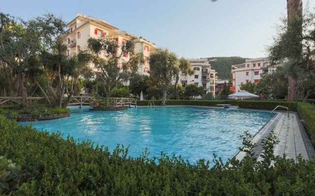 Modern Apartment with Terrace, Swimming Pool&Tennis