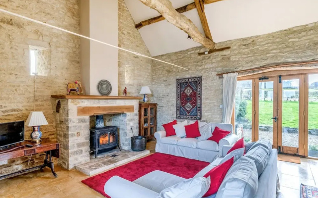 Classical Cotswolds Barn Conversion by Nature Rese