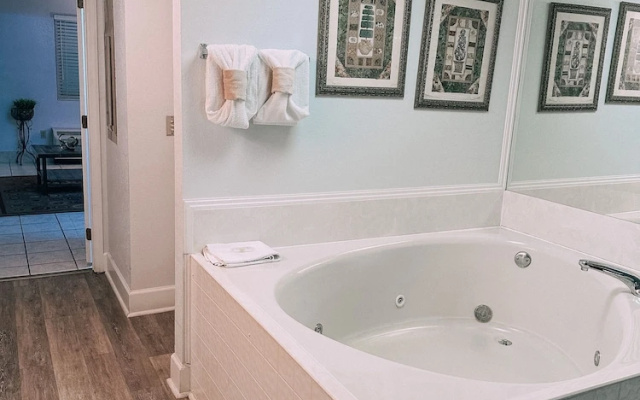 409 1bd 1 Bedroom Condo by RedAwning