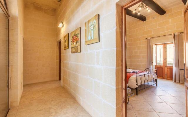 Centre Island Gozitan Farmhouse & Pool