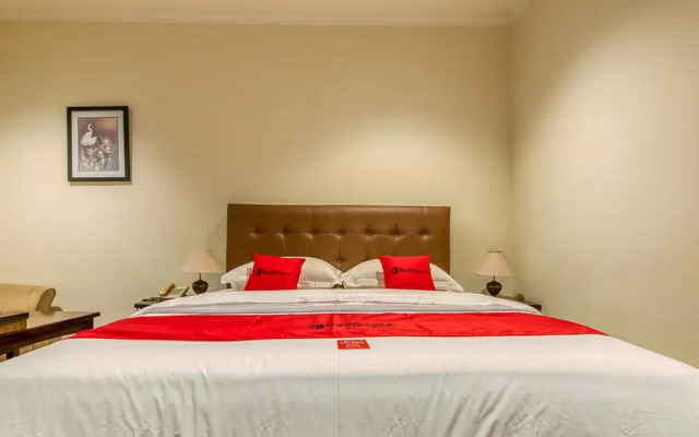 RedDoorz Plus near Dharmawangsa Square