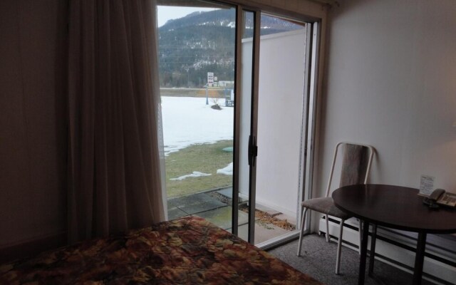 Monashee Motel