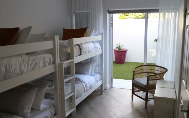 Camps Bay Holiday Home - Walk to the Beach