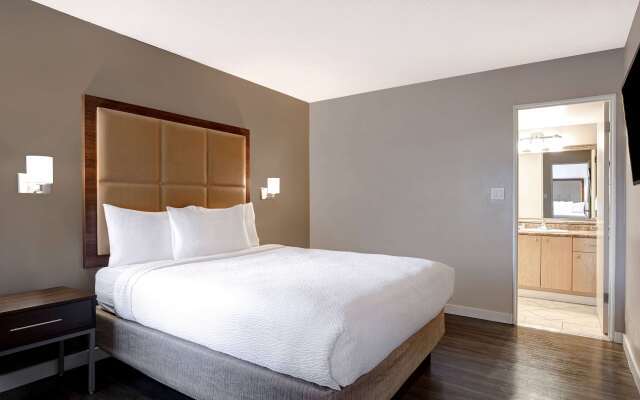 Days Inn by Wyndham Victoria Uptown