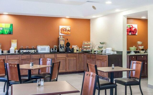 Econo Lodge Inn & Suites