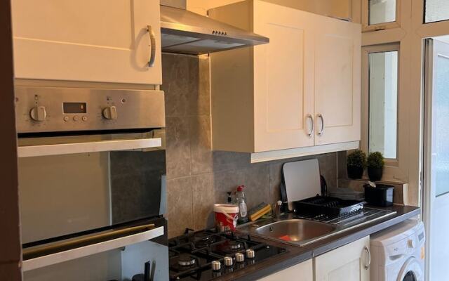 Budget 5-bed Apartment in Barking