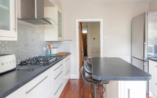 Spacious House - 2 Double Rooms - Street Parking - Garden
